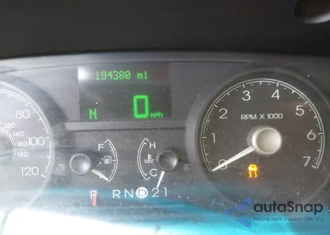 2006 Lincoln Town Car Designer Series z USA, uszkodzony, nr VIN 1LNHM83V56Y621334